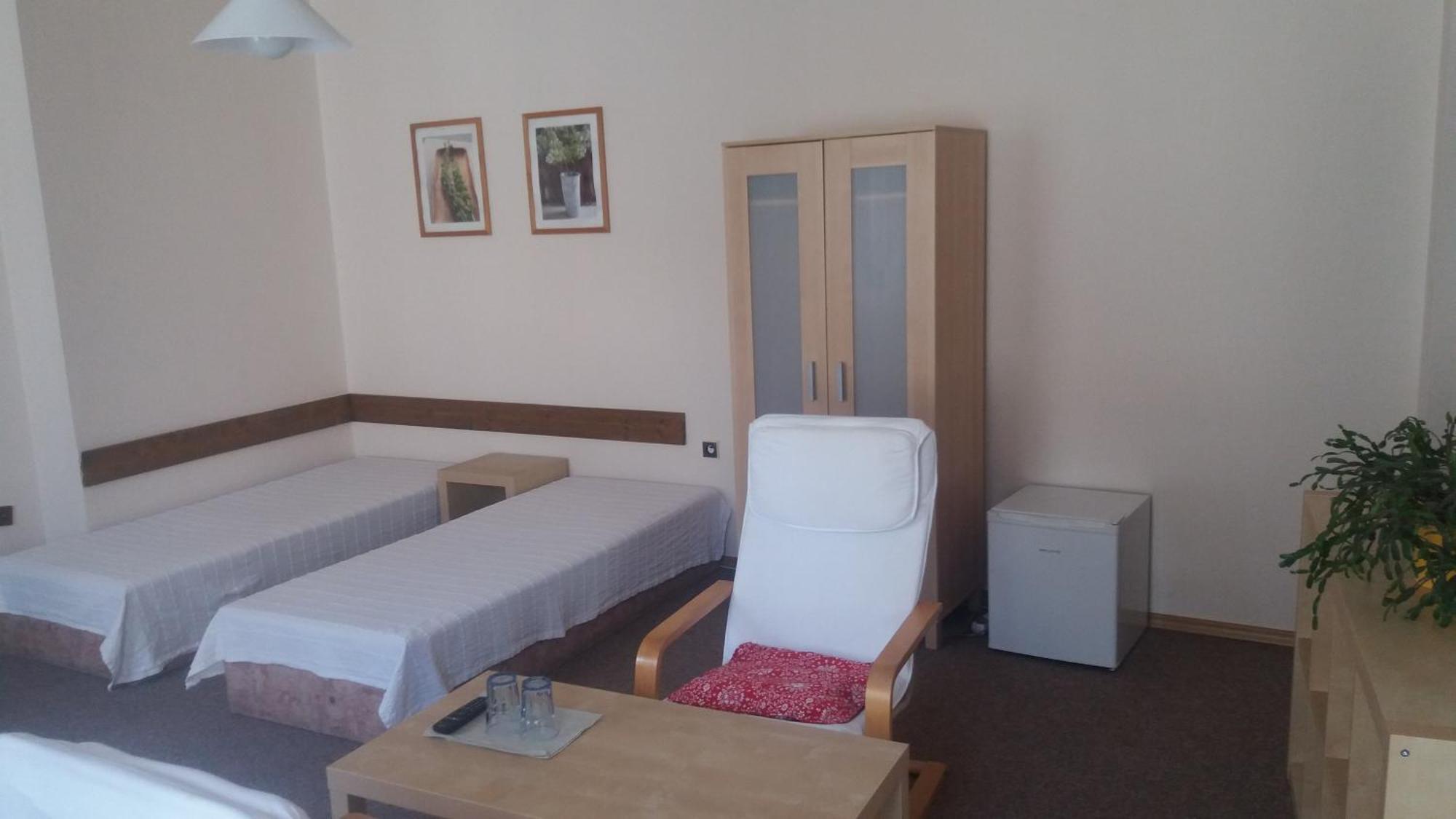 Penzion A Restaurace Modra Ruze Табор Номер фото