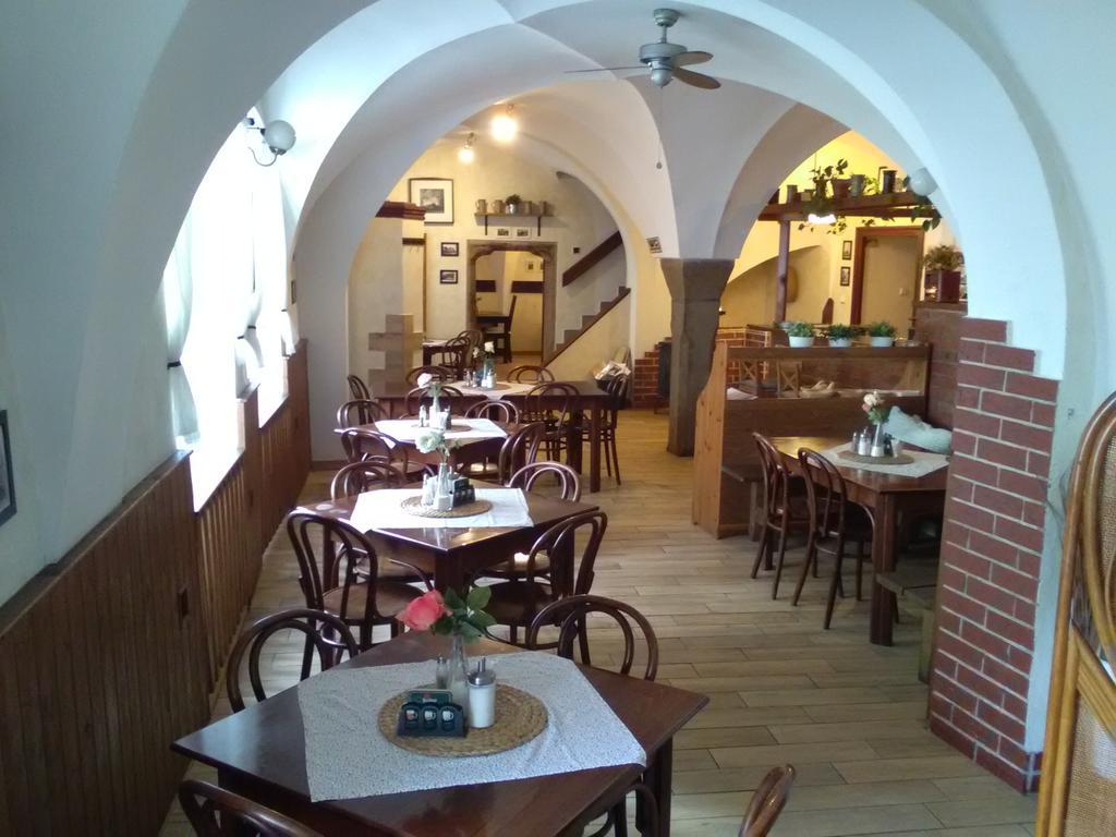 Penzion A Restaurace Modra Ruze Табор Экстерьер фото