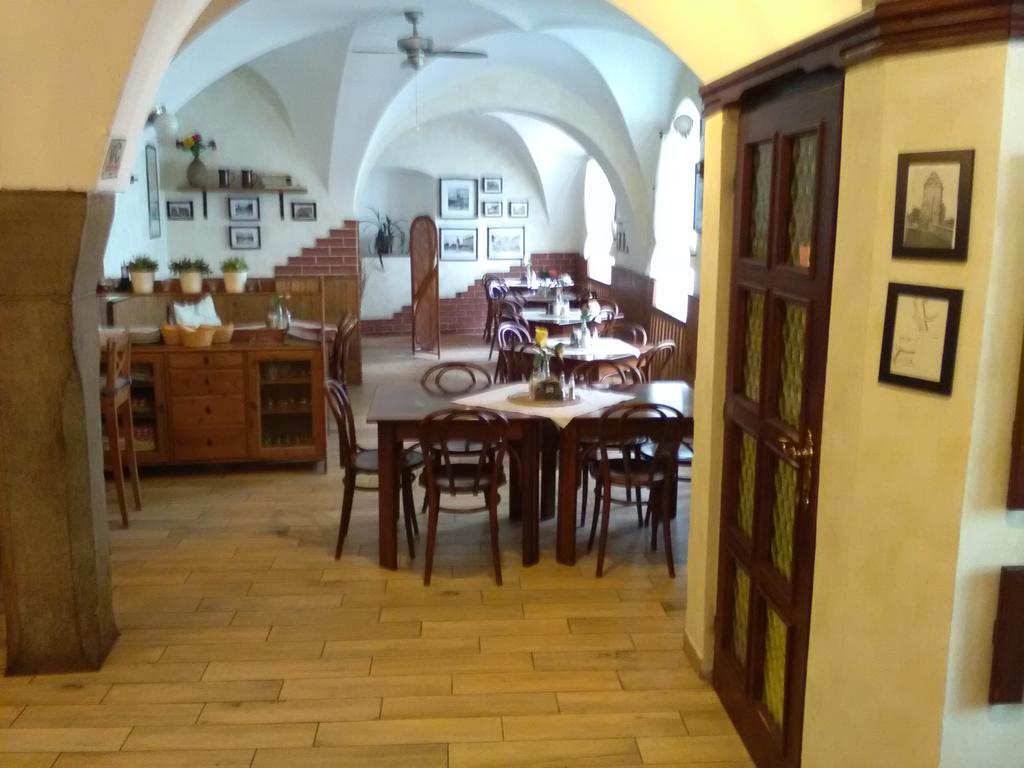 Penzion A Restaurace Modra Ruze Табор Экстерьер фото