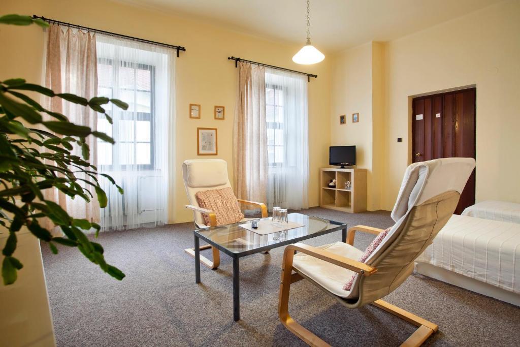 Penzion A Restaurace Modra Ruze Табор Номер фото
